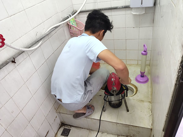 江门管道堵塞冒臭气 专业师傅现场解决问题
